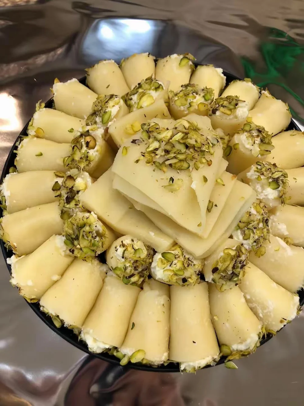 Halawet el jibn with cream and pistachio